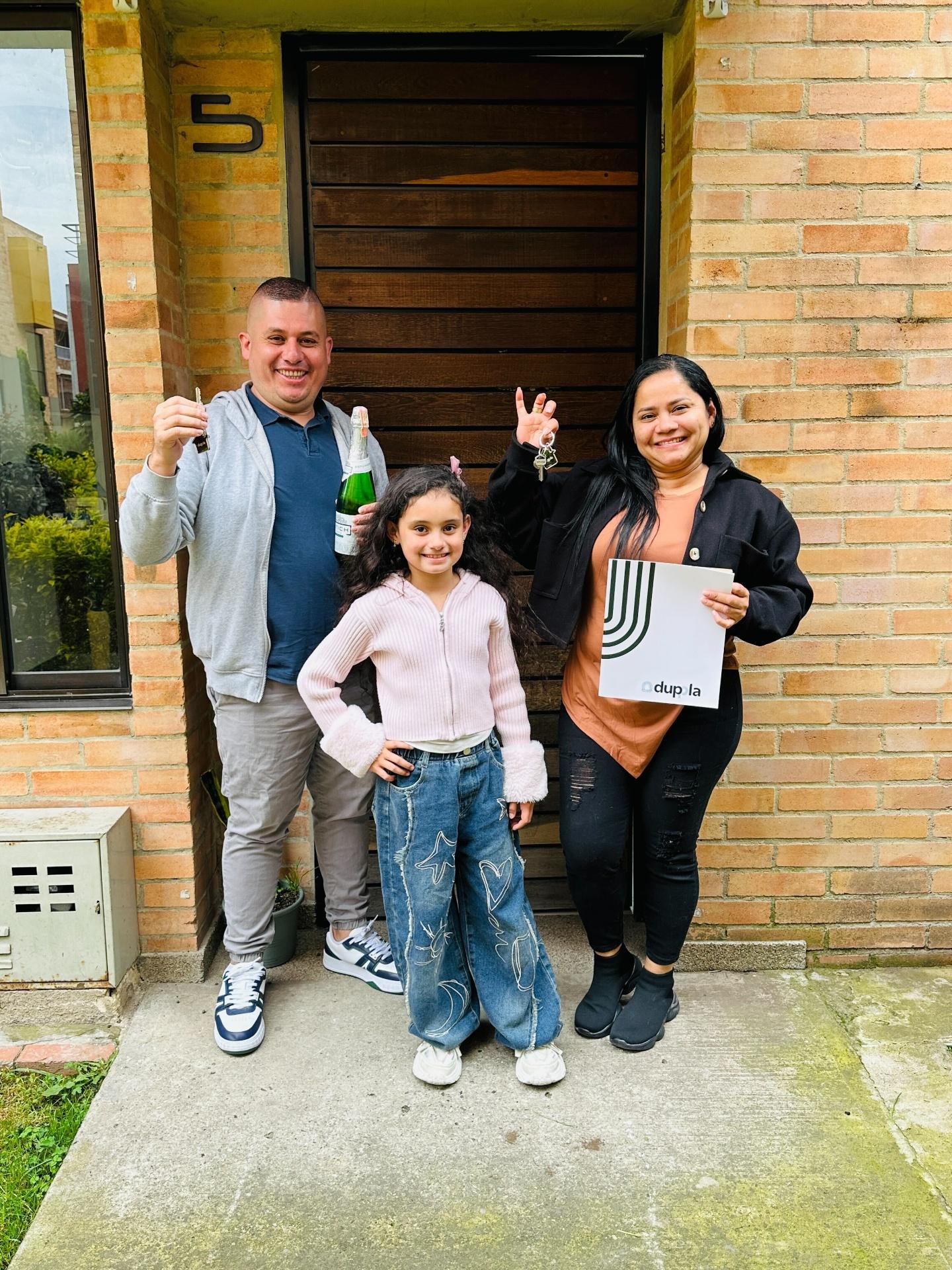 Familia beneficiaria de financiación de vivienda con Duppla en su nuevo hogar