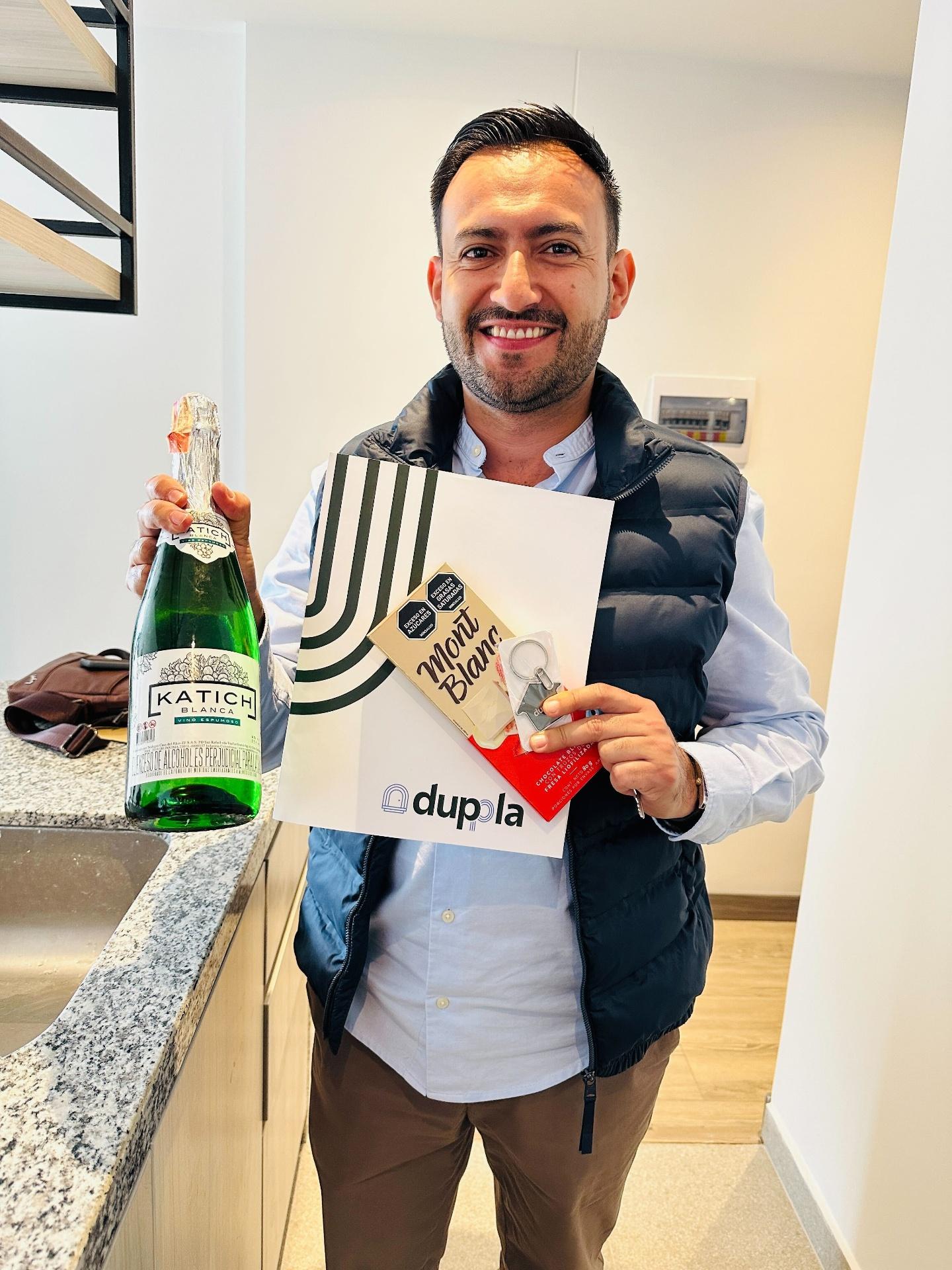 Familia cumpliendo el sueño de vivienda propia con apoyo de Duppla